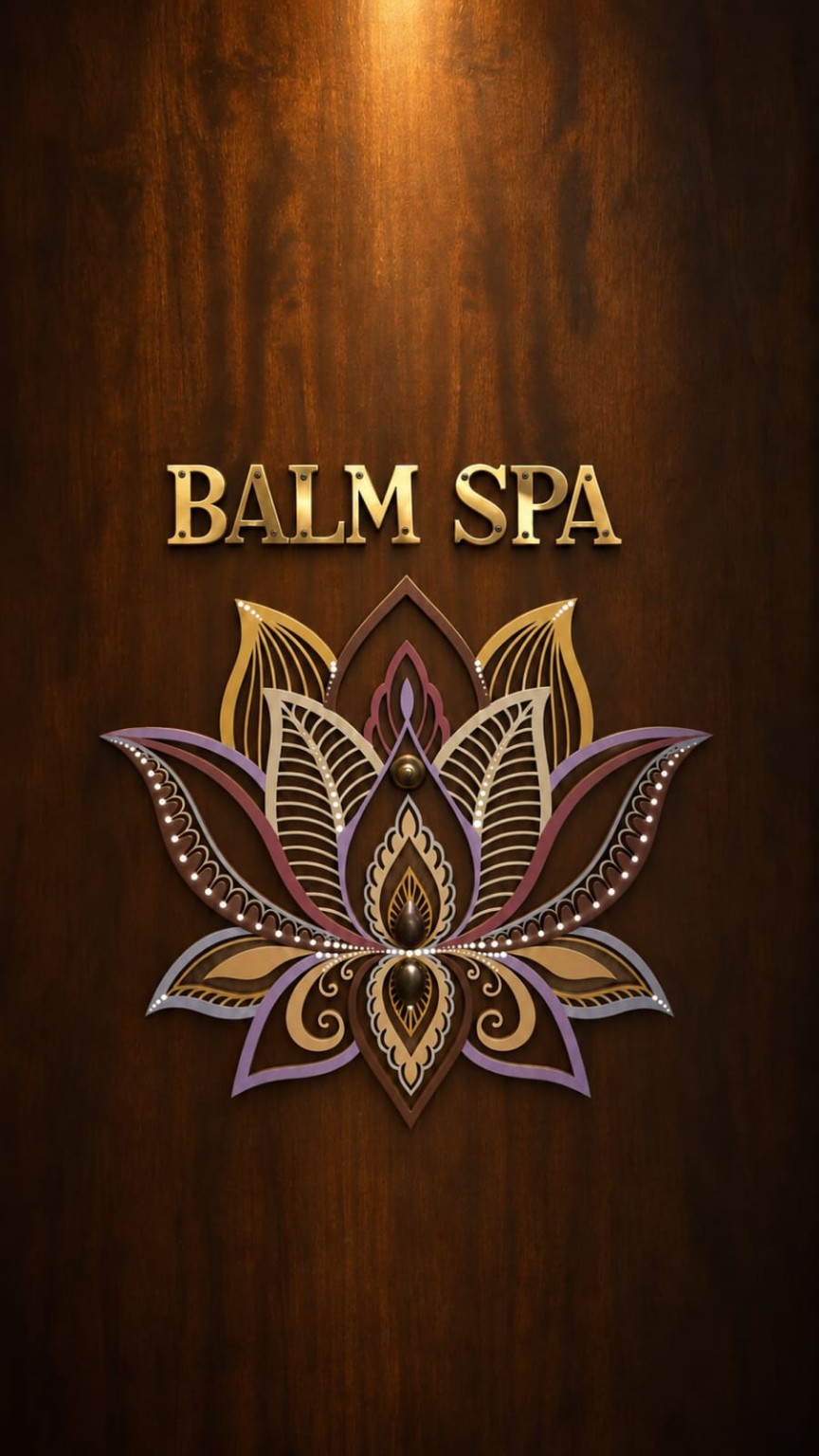 Porta de madeira da BALM SPA, com letras douradas e flor ornamental